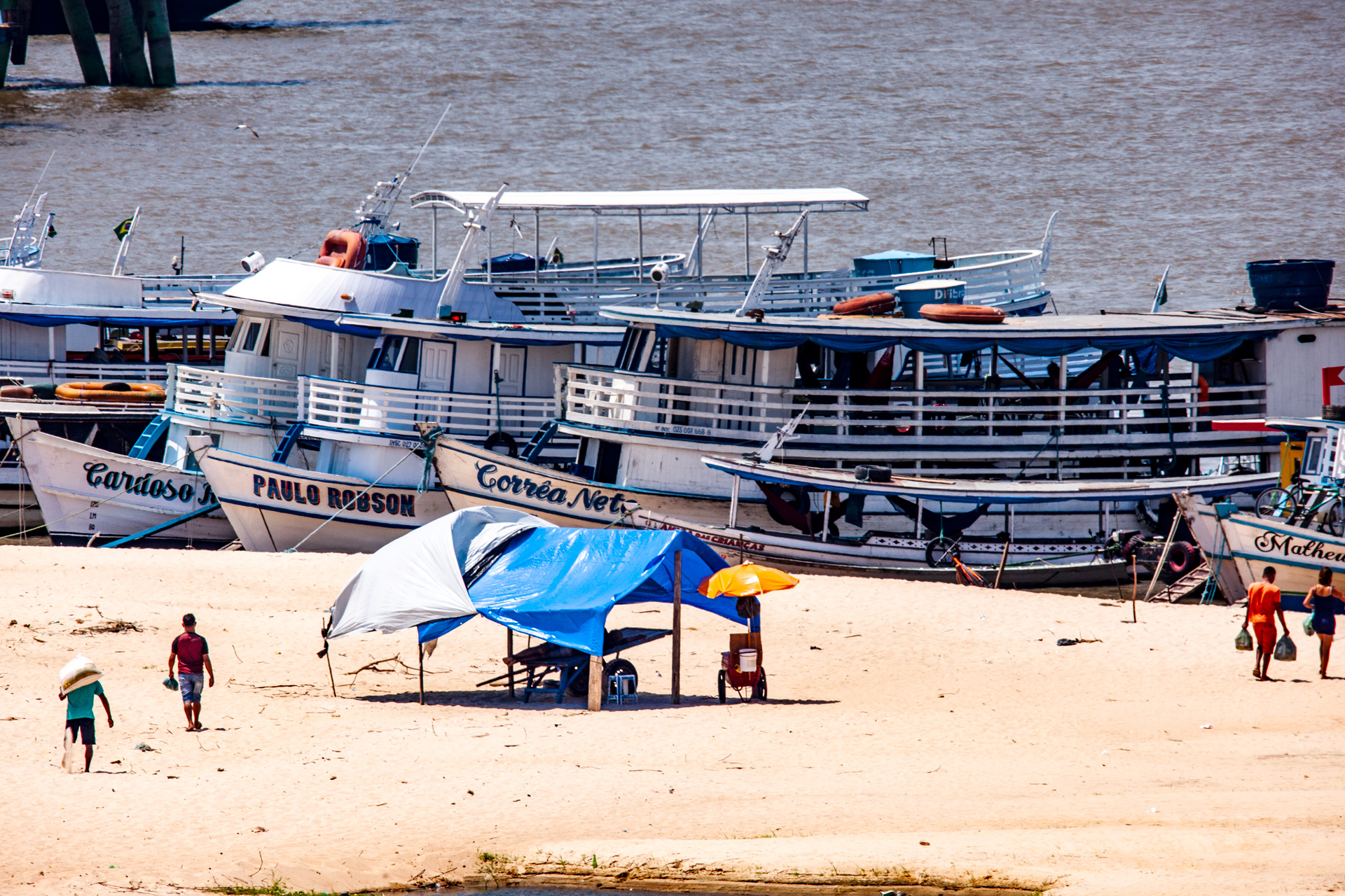 Life on the Banks of Santarém: Boats and Daily Rhythms