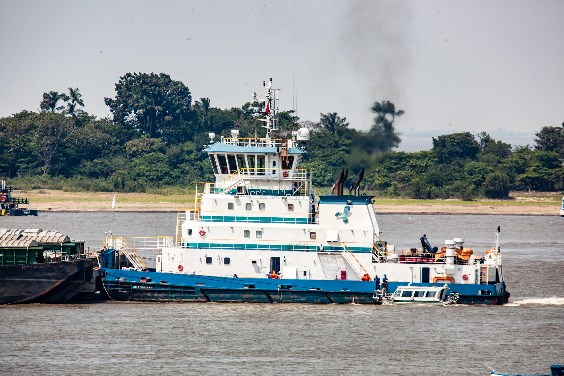 Navigating the Amazon: A Glimpse of Santarém's River Life